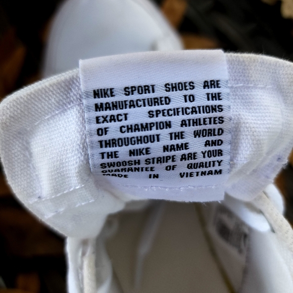 Woman's ll white nikes - Picture 4 of 10